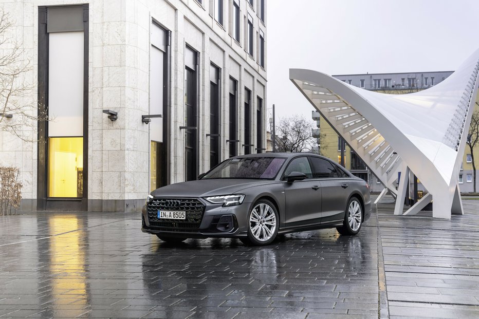 Fotografija: Audi A8 ni nov, je pa osvežen. Sprednji del se ponaša s prenovljeno masko in novimi lučmi, ki lahko svetijo tudi z digitalno tehnologijo. FOTOGRAFIJI: Audi
