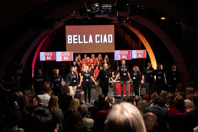 Kombinatke so ob koncu druženja zapele pesem Bella Ciao, ekipa oddaje pa se je na odru priklonila občinstvu.
