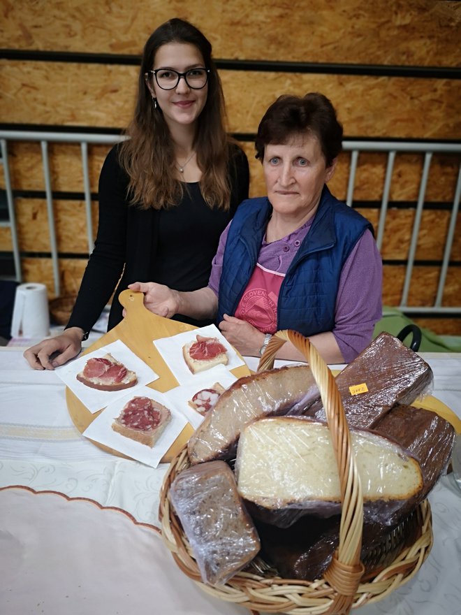 Irena Pečnik z vnukinjo Saro ob domačih dobrotah, ki jih večinoma prodajo kar doma.
