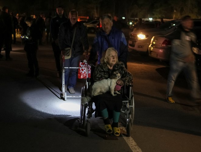 Poročila, da so iz Azovstala rešili že vse civiliste, ne držijo. FOTO: Gleb Garanich/Reuters
