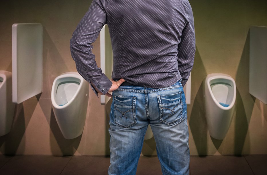 Fotografija: Povečana prostata lahko povzroči motnje uriniranja. FOTO: Andriano_cz/Getty Images
