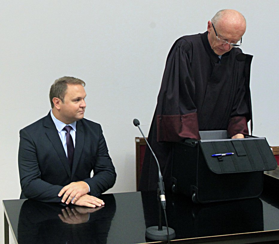 Fotografija: Matej Raščan (na fotografiji z odvetnikom Stojanom Zdolškom) je v še dveh kazenskih postopkih. FOTO: Mavric Pivk
