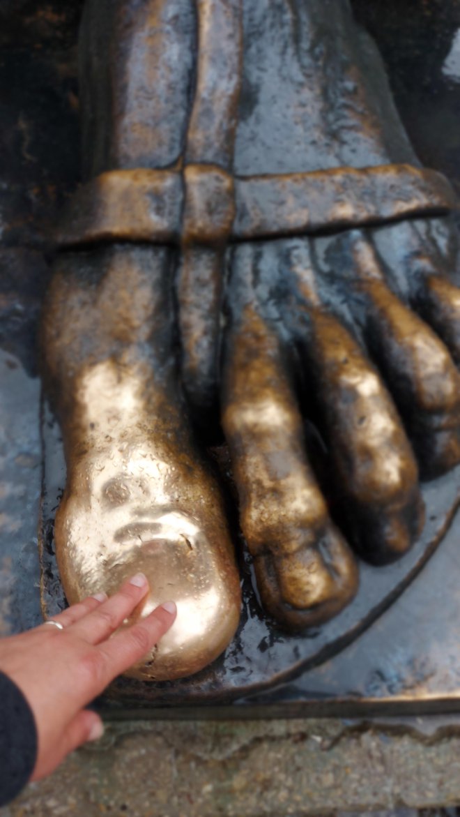 Vsako leto se tega dela kipa Gregorija Ninskega dotakne na tisoče turistov.

