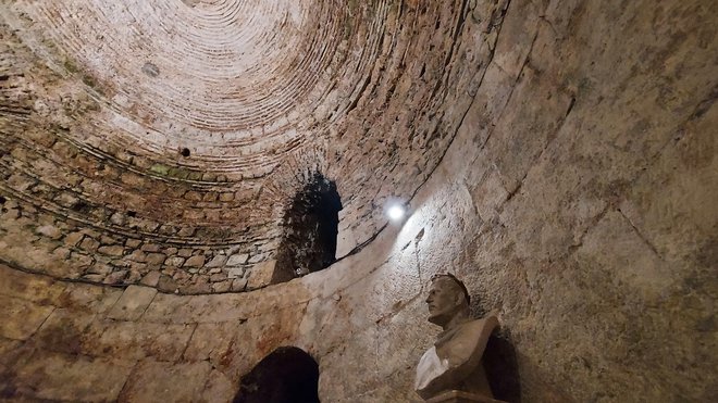Dioklecijanov kip v podzemlju palače
