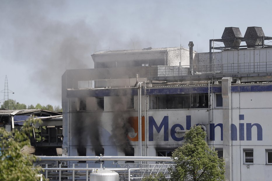 Fotografija: Požar je zajel kemično tovarno Melamin v Kočevju. FOTO: Leon Vidic, Delo
