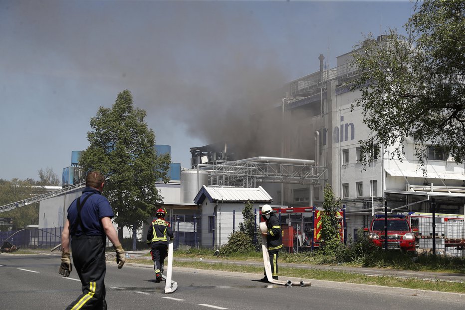Fotografija: Požar je zajel kemično tovarno Melamin v Kočevju. FOTO: Leon Vidic, Delo
