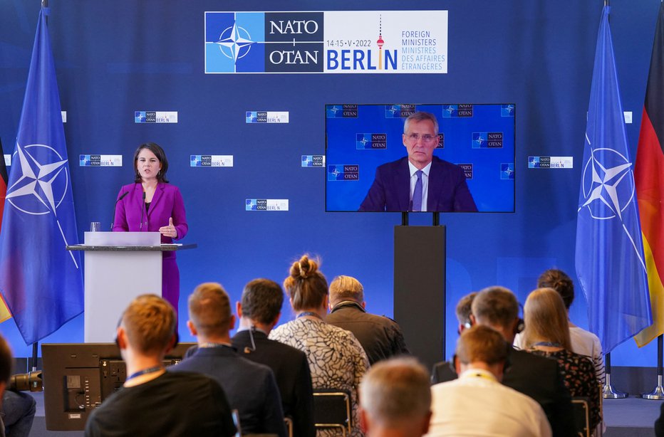 Fotografija: Nemška zunanja ministrica Annalena Baerbock je gostila srečanjema, na katerem je generalni sekretar Nata Jens Stoltenberg zbrane nagovoril prek videokonference. FOTO: Kevin Lamarque, Reuters
