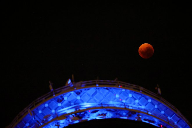 Takšno luno so videli v Santiagu. FOTO: Pablo Sanhueza, Reuters
