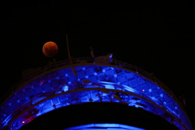 Takšno luno so videli v Santiagu. FOTO: Pablo Sanhueza, Reuters
