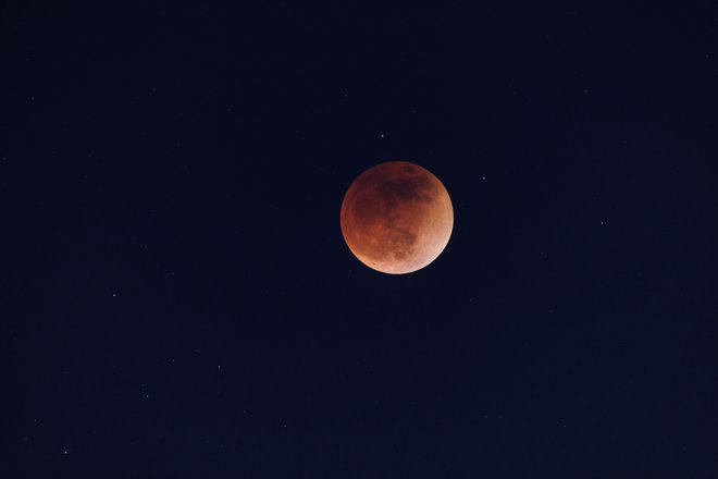 Rdeča luna iz San Diega. FOTO: Mike Blake, Reuters
