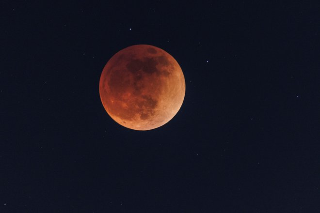Rdeča luna iz San Diega. FOTO: Mike Blake, Reuters
