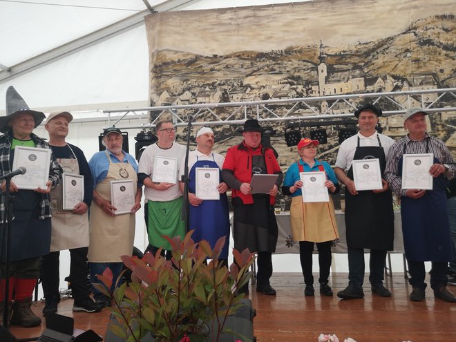 Vsi člani ekip so na koncu prejeli priznanje za kuhanje kisle župe. Foto: Mojca Marot
