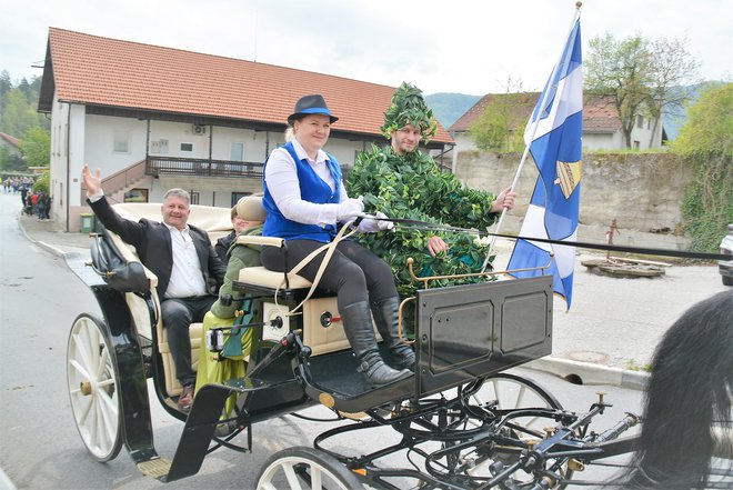 Župan Marko Semprimožnik se je s kočijo pripeljal do prireditvenega prostora.
