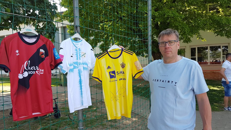 Fotografija: Predsednik Nogometnega kluba Šentjernej Tomaž Strgar z dresom Tavaresa.
