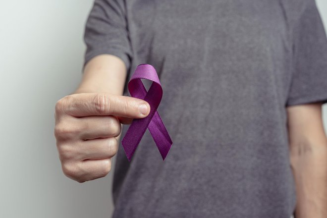 Z vijolično pentljo izkažimo podporo bolnikom s KVČB. FOTO: Julio Ricco/Getty Images
