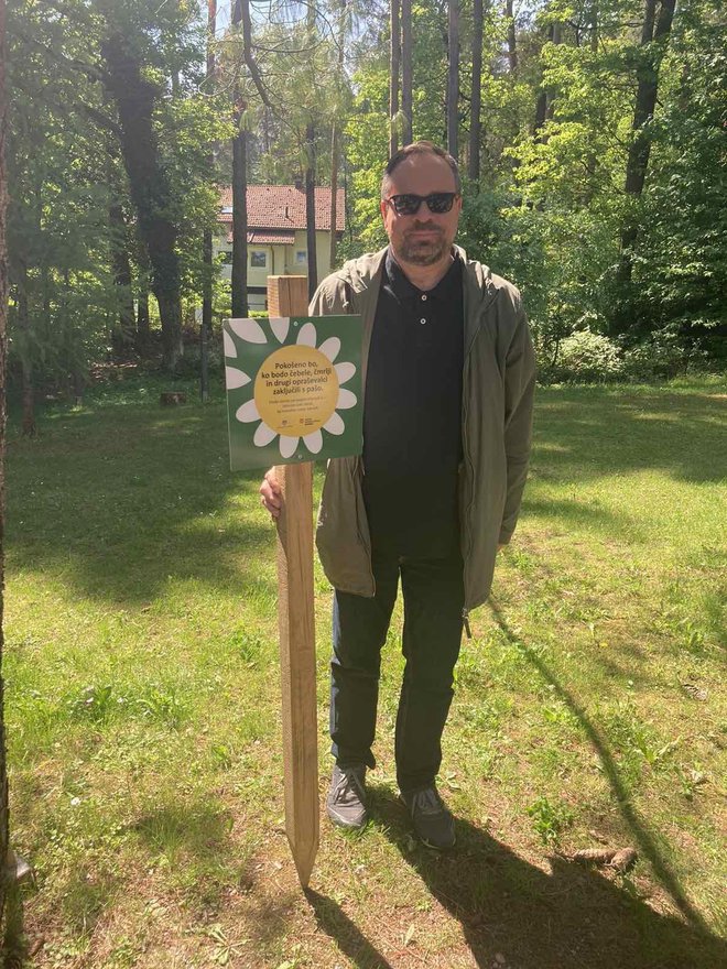 Borut Ambrožič promovira širjenje zavedanja o pomenu čebel za človeka in okolje.

FOTOGRAFIJE: Hortikulturno društvo Maribor
