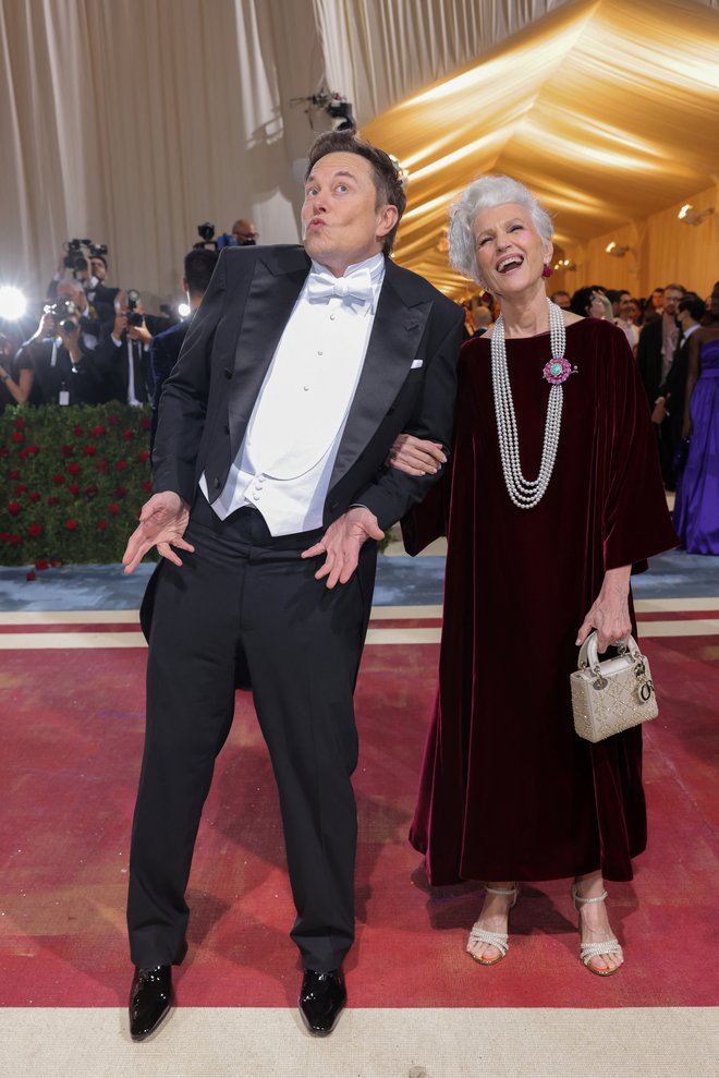 Elon and Maye Musk na letošnjem plesu Met Gala. FOTO: Andrew Kelly, Reuters
