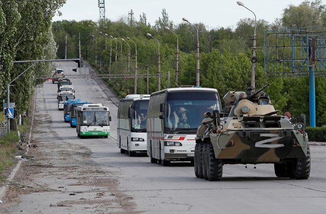 Avtobusi z ukrajinskimi borci, namenjeni na območja pod proruskimi separatisti. FOTO: Alexander Ermochenko, Reuters
