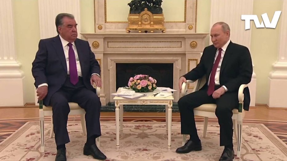 Fotografija: Vladimir Putin na srečanju s tadžikistanskim predsednikom Emomalijem Rahmonom. FOTO: Twitter, zaslonski posnetek
