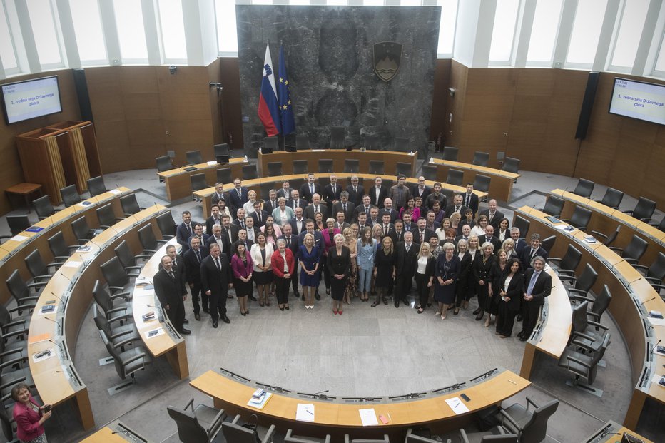 Fotografija: Nova sestava slovenskega parlamenta. FOTO: Jure Eržen, Delo
