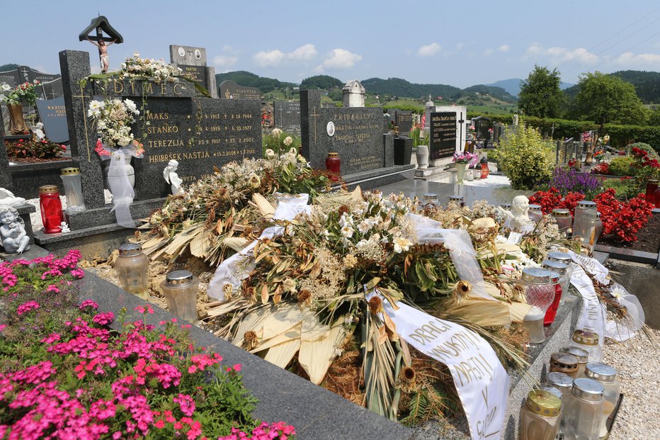 Fotografija: Prerani grob Nastje Hriberšek so zasuli s cvetjem. Foto: Andraž Purg
