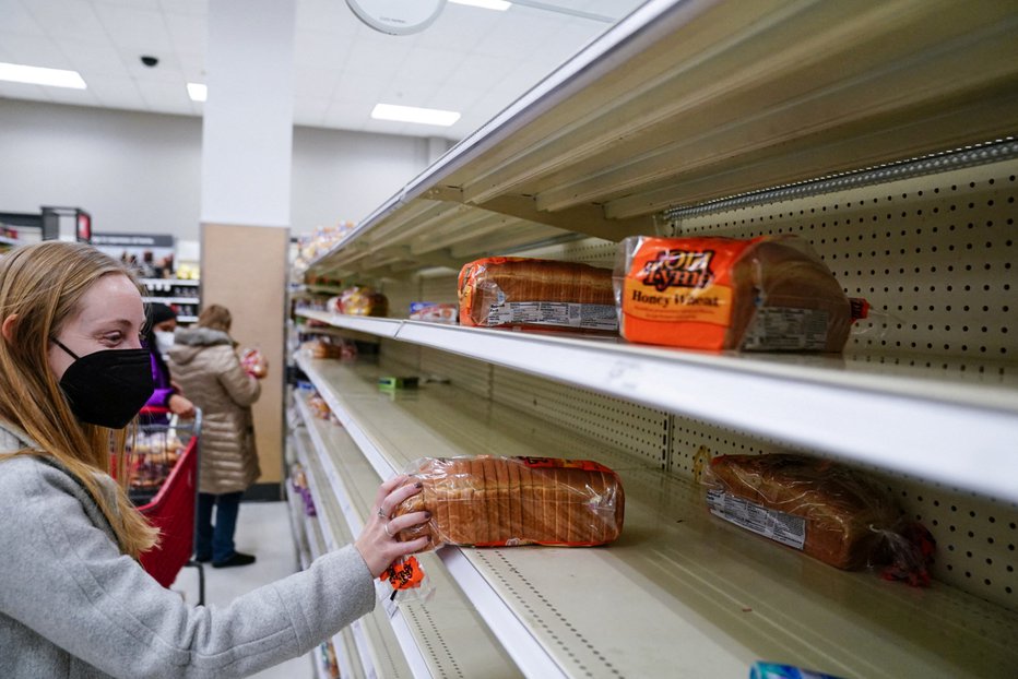 Fotografija: Cene nekaterih živil so 30 odstotkov višje kot pred enim letom. FOTO: Sarah Silbiger/Reuters
