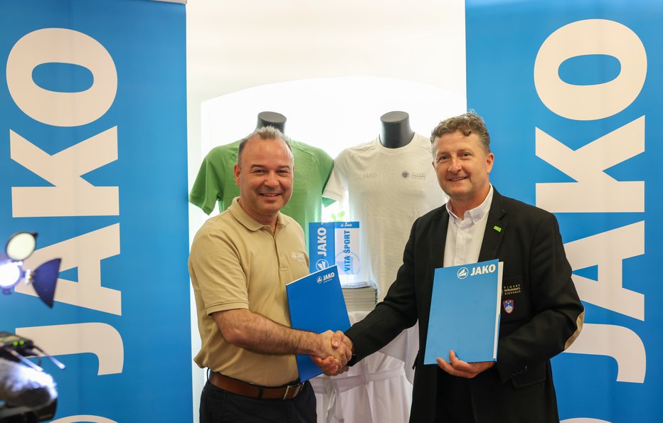 Fotografija: Danilo Steyer in Bogdan Šuput sta podpisala pogodbo o sodelovanju z JAKO Slovenija, ki bo uradni opremljevalec ekipe za naslednja štiri leta.
