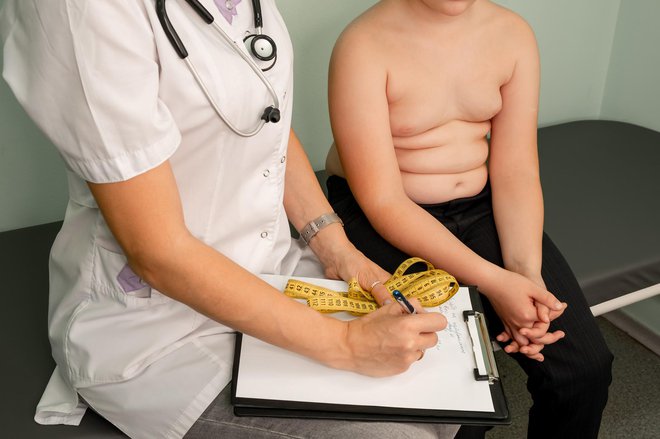 Preveč kilogramov v otroštvu lahko vodi v številne težave v odraslosti. FOTO: Elena Bessonova/Getty Images
