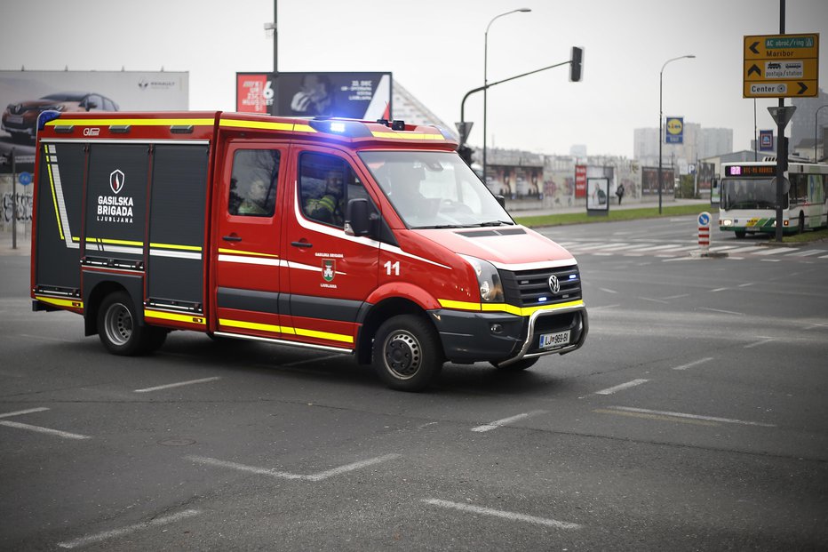 Fotografija: Na kraj dogodka je odhitelo 12 gasilcev GB Ljubljana s štirimi vozili, aktivirali so tudi PGD Barje. FOTO: Blaž Samec
