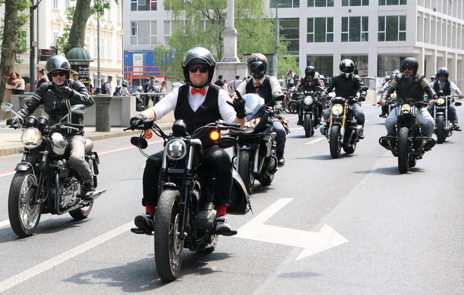 Distinguished Gentleman's Ride Slovenija 2022 se je udeležilo več kot 120 uglednežev.
