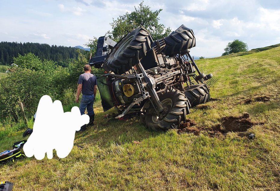 Fotografija: Traktor je pod seboj pokopal voznika. FOTO: Oste Bakal

