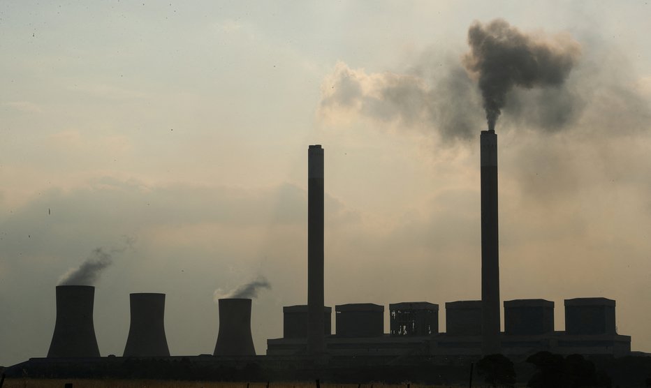 Fotografija: Dim nad termoelektrarno v Južni Afriki Foto: Mike Hutchings/REUTERS
