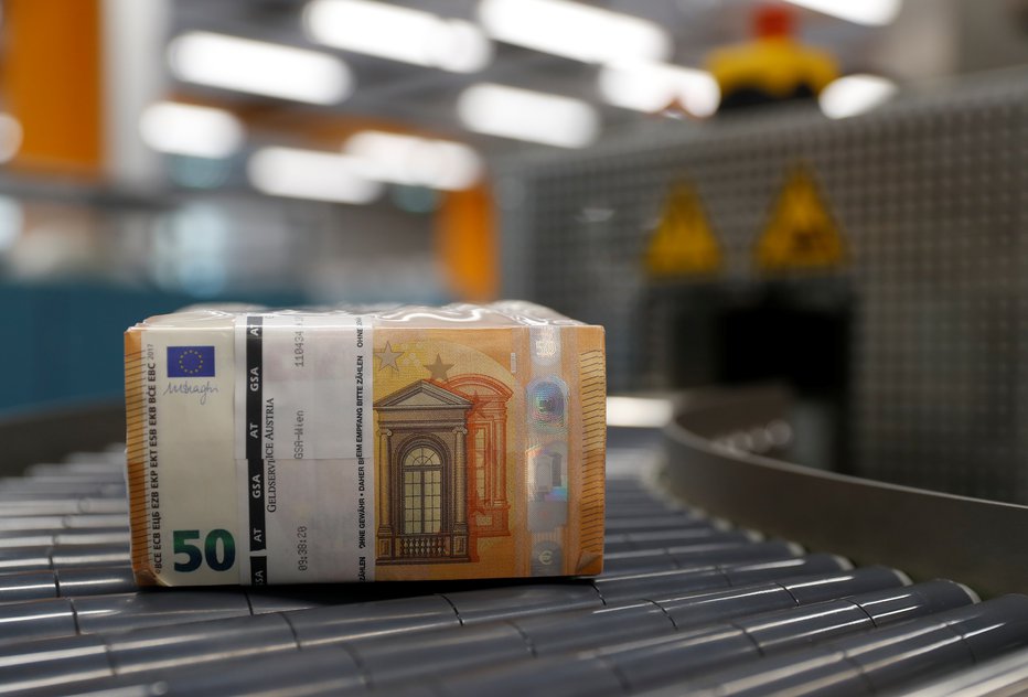 Fotografija: Na bankah ugotavljajo, da skušajo mnogi ujeti še zadnji val ugodnih kreditov. FOTO: Leonhard Foeger, Reuters Pictures
