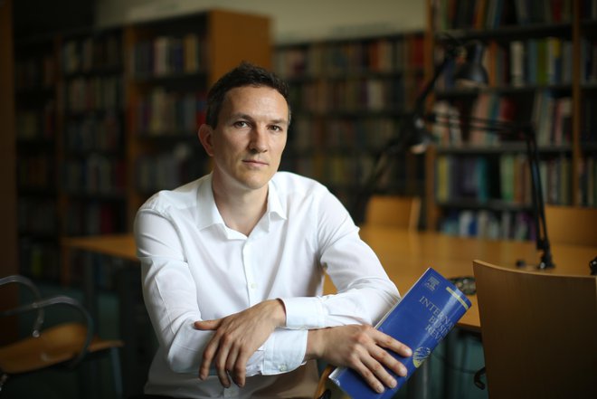 Anže Burger, ekonomist in izredni profesor mednarodne ekonomije na FDV.  FOTO: Jure Eržen, Delo

