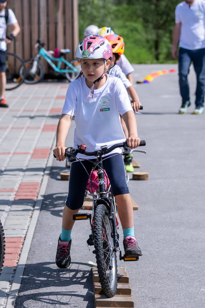 Svoje spretnosti so najmlajši lahko preizkusili tudi na kolesarskem spretnostnem poligonu pri Bobrovem evropskem centru.
