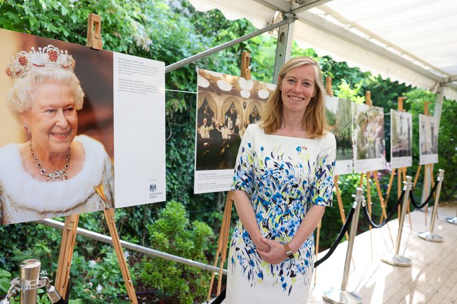 Gostiteljica dogodka Tifanny Sadler, britanska veleposlanica v Sloveniji, je s ponosom odprla fotografsko razstavo kraljičinega obiska pri nas.
