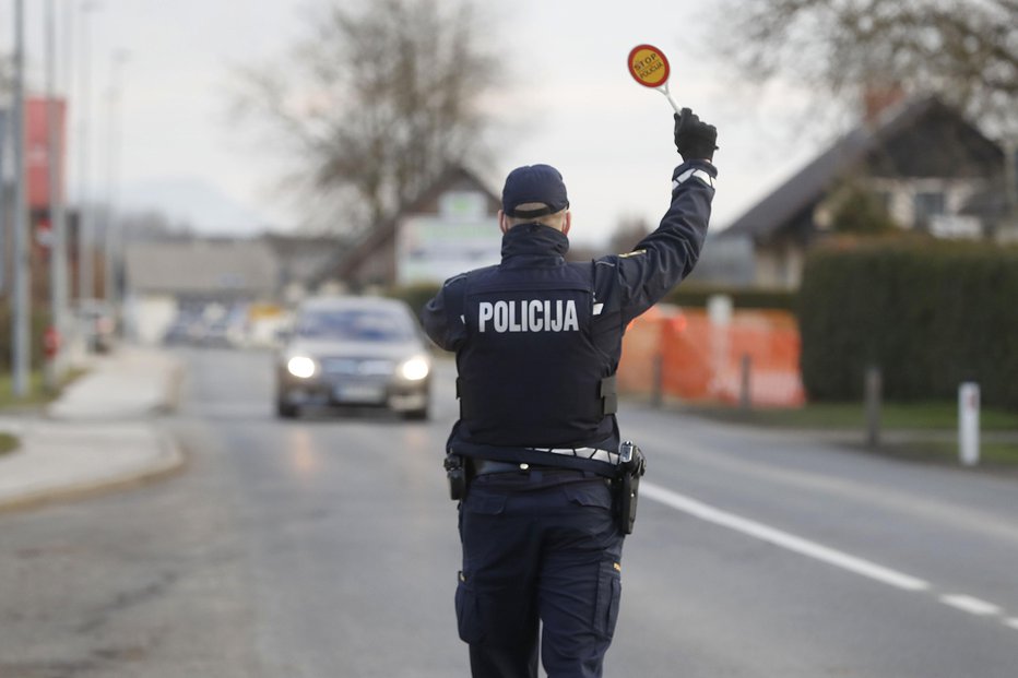 Fotografija: Policijska kontrola. FOTO: Leon Vidic, Delo
