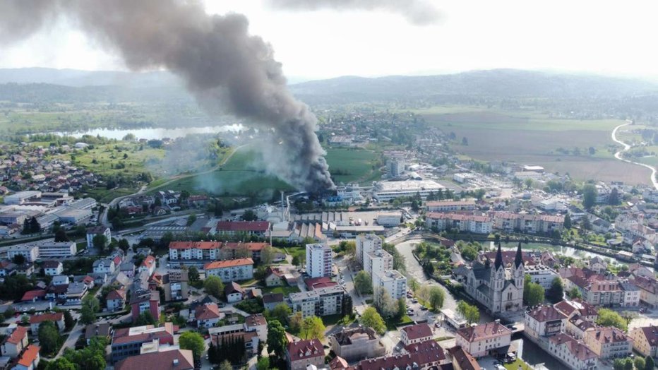 Fotografija: Eksplozija in požar v kemični tovarni Melamin v Kočevju. FOTO: Mitja Ofak, občina Kočevje
