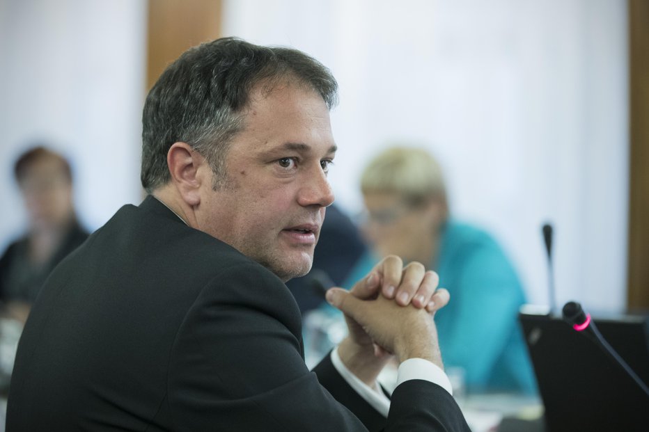 Fotografija: Matej Arčon, kandidat za ministra za Slovence po svetu, med zaslišanjem v DZ. FOTO: Jure Eržen, Delo
