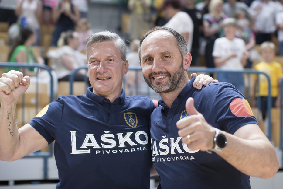 Fotografija: Alem Toskić (desno) je osvojil prvi pokal kot trener, trener vratarjev Aleš Anžič jih je že nehal šteti. »Je že dvomestno število,« je dejal. FOTO: Jure Eržen
