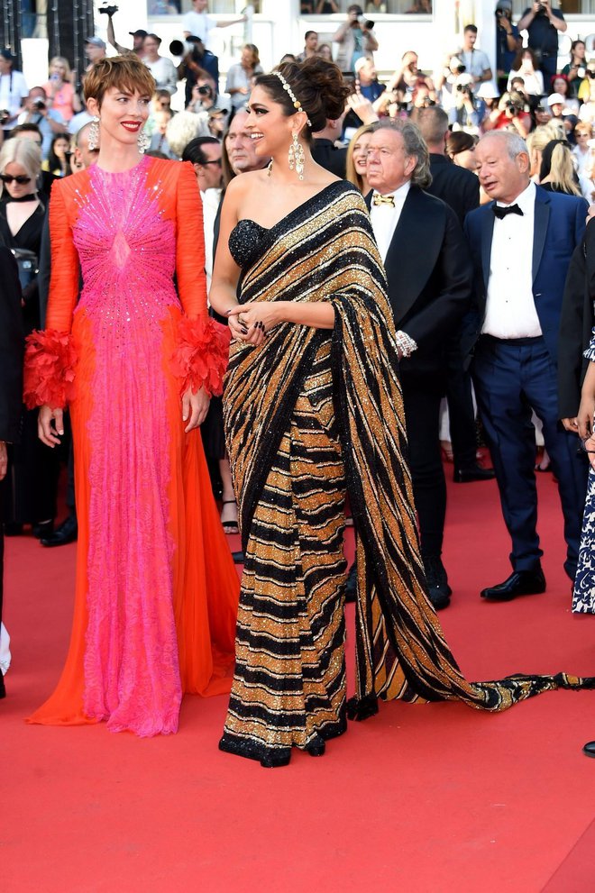 Drzni šefici

Rebecca Hall in Deepika Padukone sta članici letošnje žirije za glavni del tekmovanja. Svoje delo sta vzeli resno in se temu primerno tudi oblekli: angleška igralka v posebej zanjo narejeno Guccijevo obleko, zvezda Bollywooda pa v sari indijske hiše Sabyasachi.
