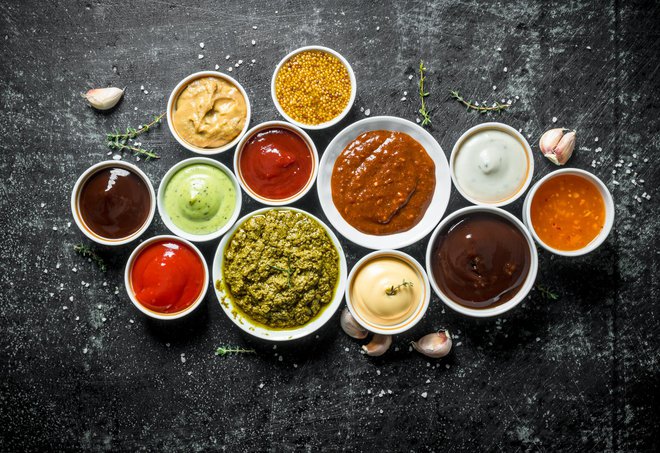 K jedem z žara, naj bodo mesne ali zelenjavne, se podajo različne omake. FOTO: Olesia Shadrina/Getty Images

