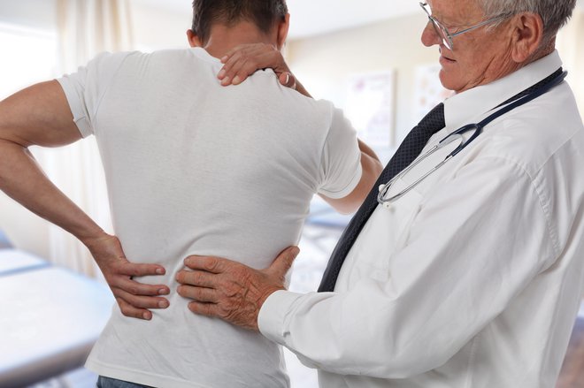 Najpogostejša kronična bolečina je v spodnjem delu hrbta. FOTO: Chesiirecat/Getty Images

