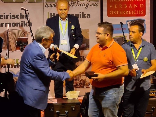 Klemen Rošer je prejel častno plaketo za posebne zasluge na področju diatonične harmonike. FOTOGRAFIJE: Branka Timpran
