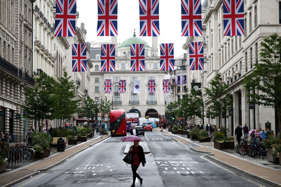 Fotografija: London in druga mesta so že pripravljena na veliki dogodek. FOTO: Henry Nicholls/Reuters

