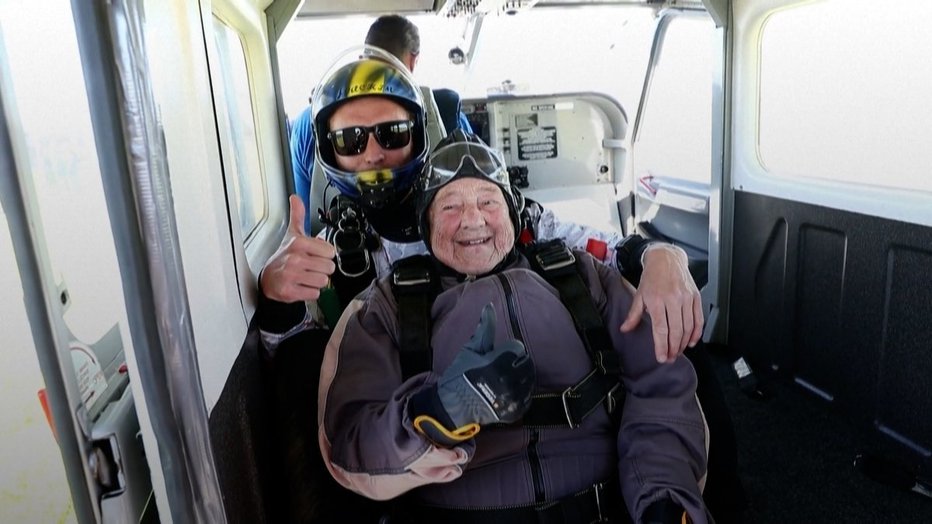 Fotografija: Pri 103 letih in 259 dneh se je odločila za veliki skok. FOTO: Twitter
