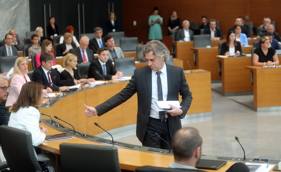 Fotografija: Premier Robert Golob mora s svojo izbrano ekipo pljuniti v roke. FOTOgrafije: Blaž Samec
