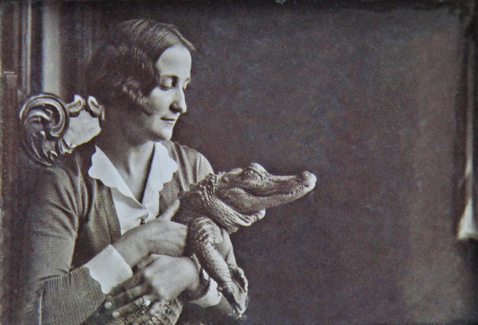 Fotografija: Ksenija Hribar je bila nekoliko posebna, imela je tudi udomačenega krokodila. Ni pa bila narodna izdajalka. FOTO: arhiv Dela
