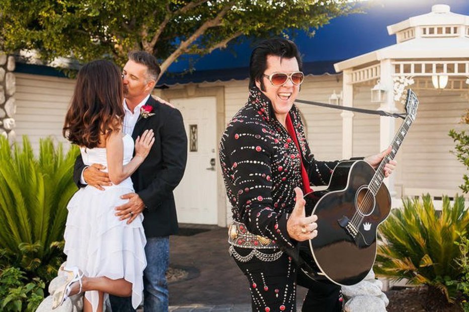 Fotografija: Le kakšna je poroka v Las Vegasu brez Elvisa?! FOTOGRAFIJI: Twitter
