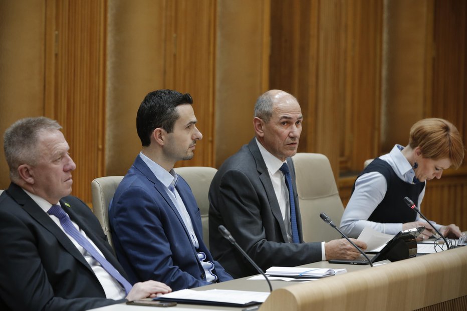 Fotografija: Predstavniki bivše vlade Janez Janša, Zdravko Počivalšek in Matej Tonin bodo varovani še tri mesece. FOTO: Jure Eržen, Delo
